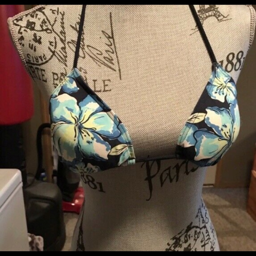 Hollister Flower bikini top soft material